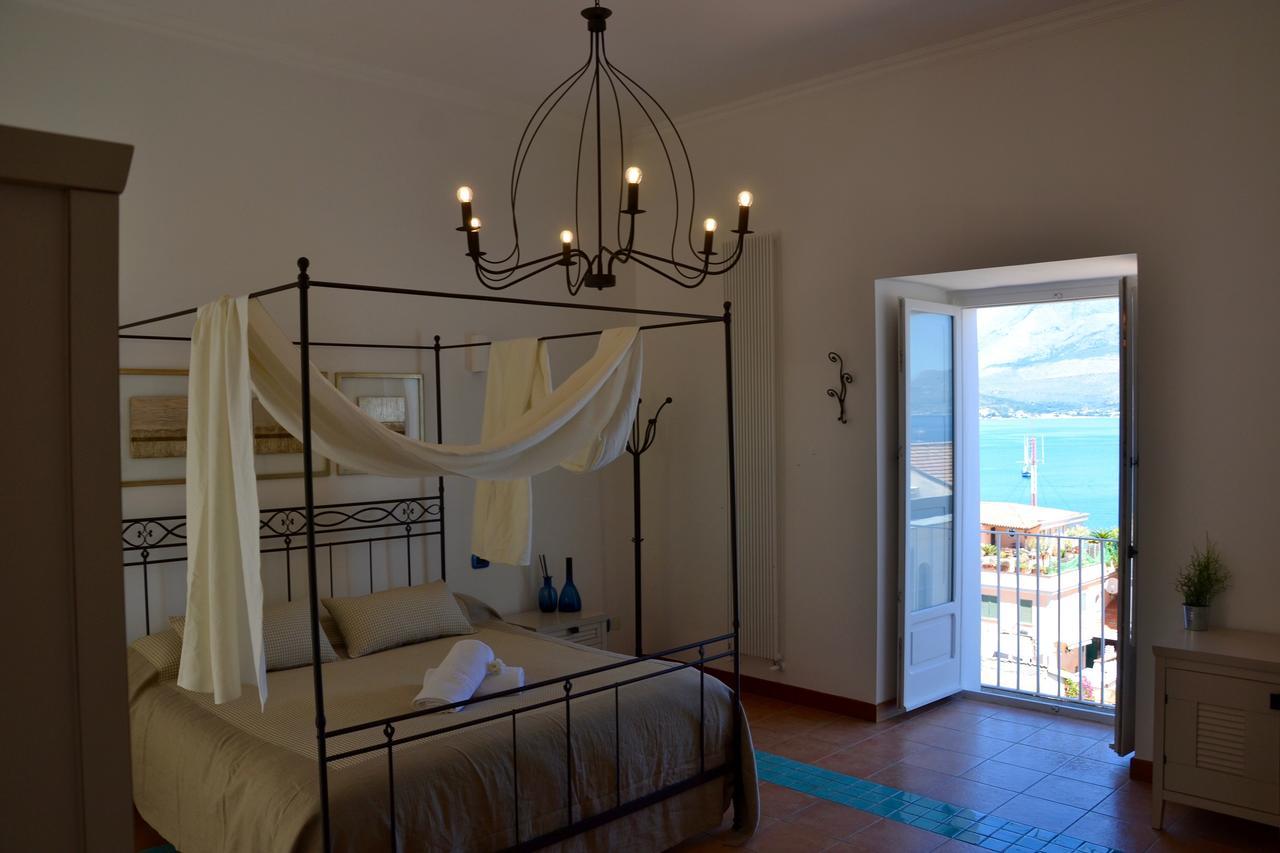 Il Bottone Al Duomo Bed & Breakfast กาเอตา ภายนอก รูปภาพ